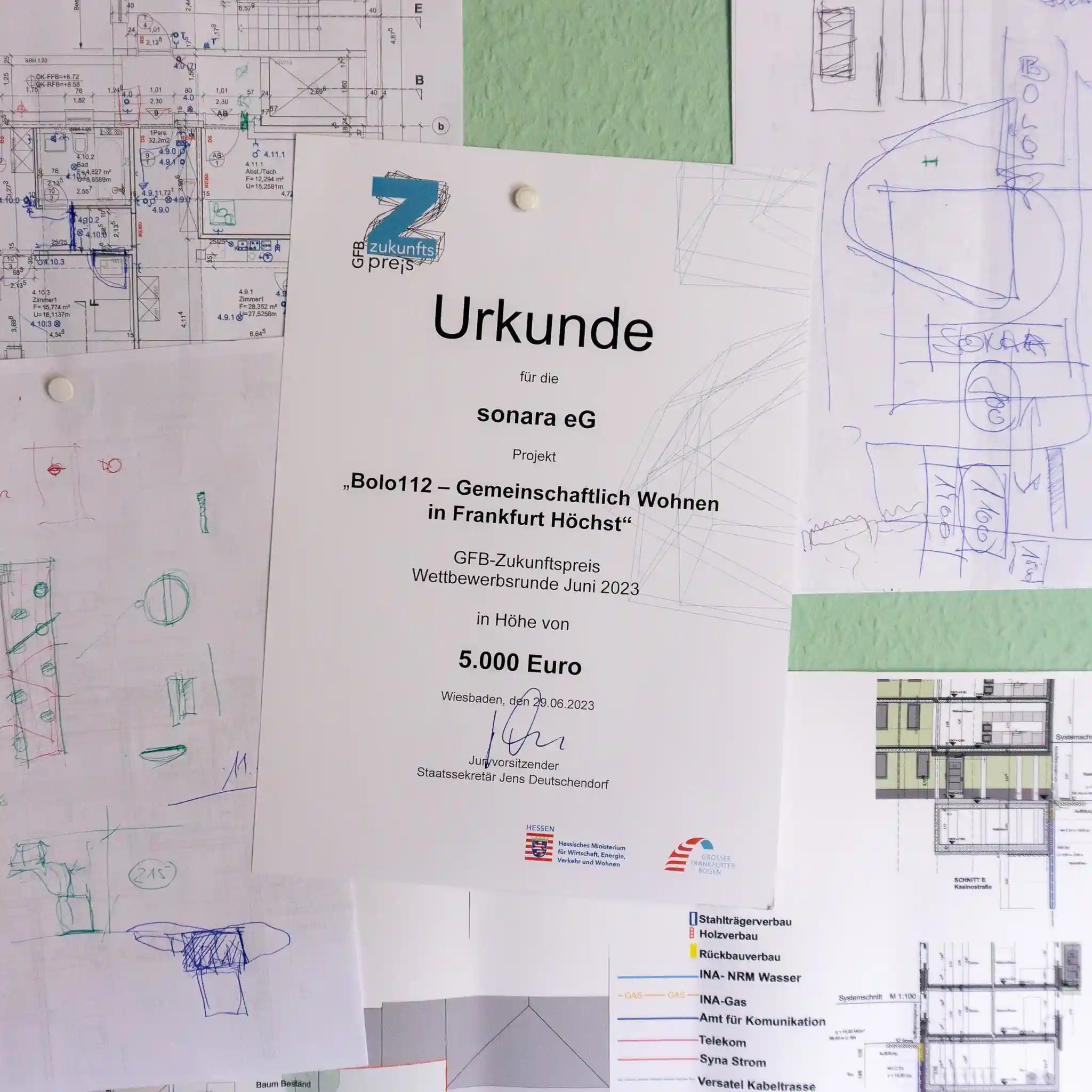 Urkunde des Preises des Großen Frankfurter Bogens an einer Wand